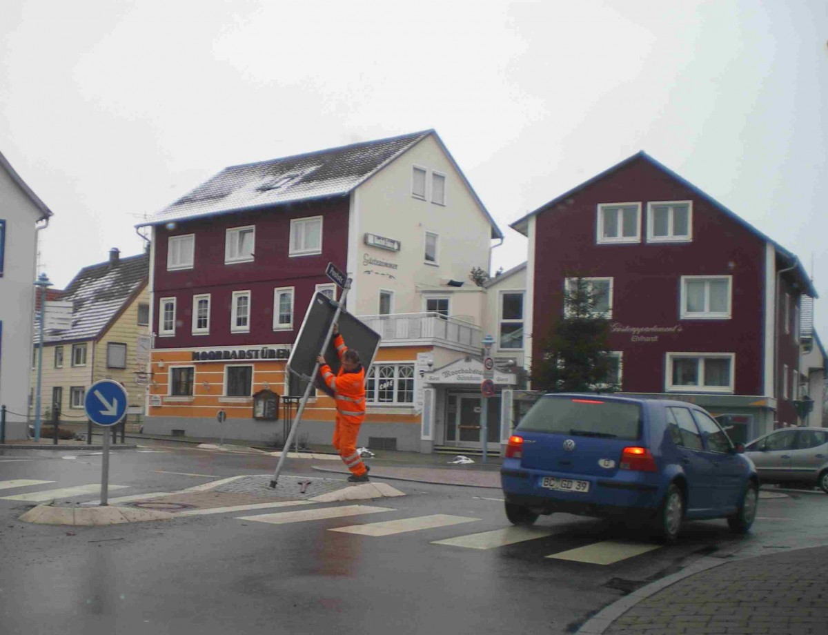 Verkehrsschild erneuert, ein Schild- ein Mann - AmFedersee.de